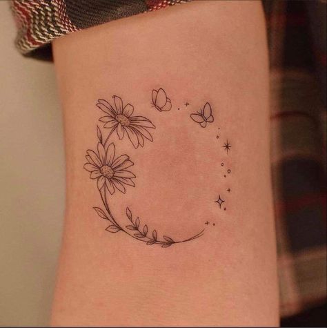 #Tattoos #BeautifulsmalltattoosdesignsForGirls #beautifulTattoos #SmalltattosForwomen #TattoosDesigns This tattoo design is very beautiful Trendy small tattoo design ideas for girls ... less ... less ... less ... less Small Tattoo Design, Sunflower Tattoo Simple, Cute Foot Tattoos, Simple Tattoos For Women, Elbow Tattoos, Small Girl Tattoos, Small Wrist Tattoos, Shoulder Tattoos For Women, Small Hand Tattoos