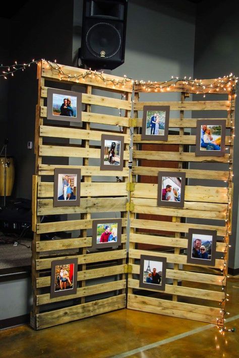 Pallet Picture Display, Pallet Backdrop, Graduation Party Pictures, Pallet Pictures, Pallet Display, Senior Graduation Party, Pallet Wedding, Deco Champetre, Pallet Wall