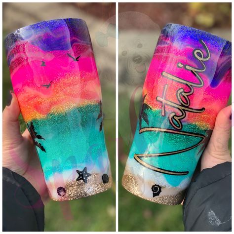 Bright gorgeous colors are combined for the perfect sunset on the beach!!! Can Cooler Tumbler Ideas, Sunset Tumbler Ideas, Tumbler Techniques, Sunset Beach Tumbler, Cafe And Bookstore, Beach Tumblers, Tumbler Cups Ideas, Sunset Tumbler, Resin Cups