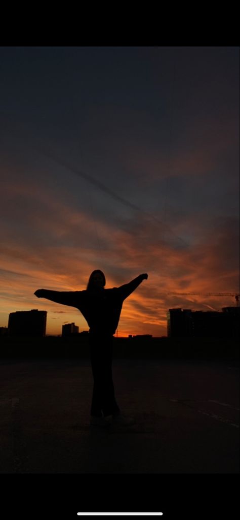 Sunset Shadow Pictures, Shadow Poses Photo Ideas, Silouttes Photography, Silhouette Photography Ideas, Female Silhouette Photography, Sunset Poses Picture Ideas, Silhouette Photography Aesthetic, Dusk Photoshoot, Shadow Photoshoot