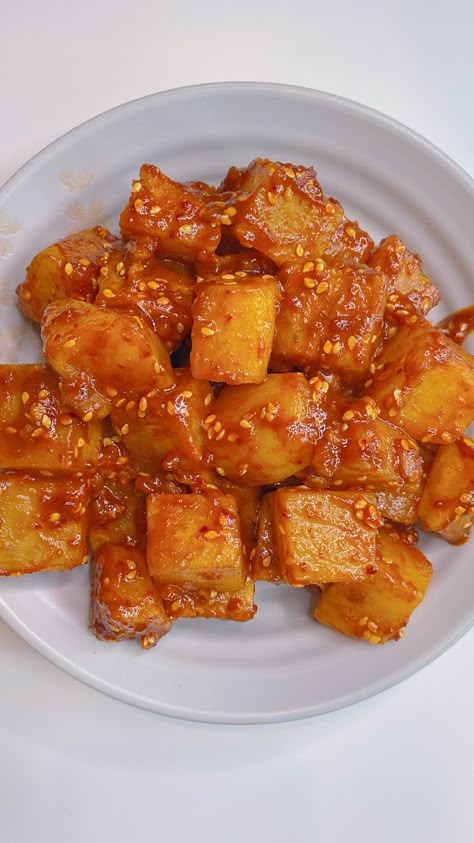 Korean potato side dish Korean Spicy Potatoes, Korean Potato Side Dish, Healthy Korean Recipes, Korean Potatoes, Food Core, Korean Sweet Potato, College Recipes, Easy Korean Recipes, College Kitchen