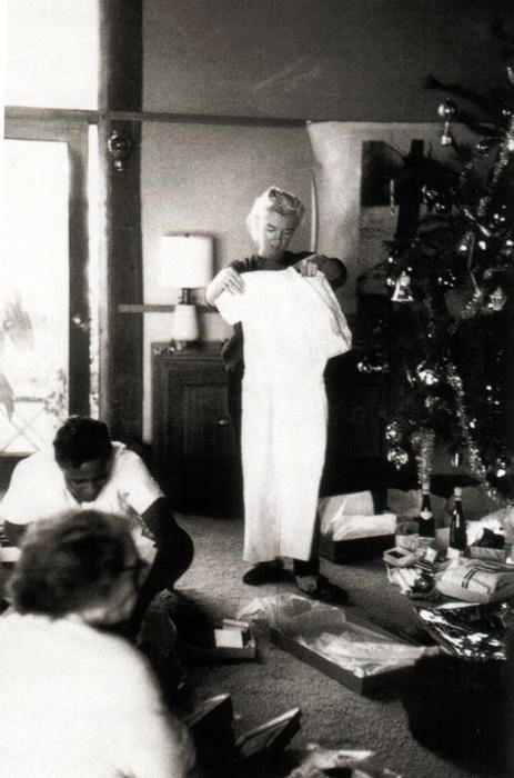 Rare photographs of Marilyn opening her presents on Christmas Day in 1954. She spent Christmas at the Greene’s home in Connecticut, and there were photos taken by Milton Greene. Marilyn Monroe Christmas, Marilyn Monroe Life, Young Marilyn Monroe, Milton Greene, Candle In The Wind, Married Christmas, Marilyn Monroe Photos, Norma Jean, Famous Photographers