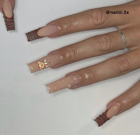 Brown Teddy Bear Nails Acrylic, Teddy Bear Baby Shower Nails, Gender Reveal Nails Neutral, Gender Reveal Ideas Brown, Neutral Gender Reveal Nails, Brown Kawaii Nails, Bear Themed Nails, Teddy Bear Acrylic Nails, Brown Cute Nails