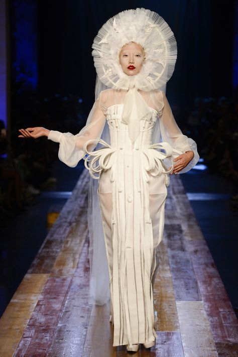 Le défilé Jean Paul Gaultier haute couture automne-hiver 2015-2016 Wedding Dresses Vogue, Jean Paul Gaultier Haute Couture, 2016 Couture, Paul Gaultier Spring, Runway Fashion Couture, Collection Couture, Most Beautiful Wedding Dresses, Viktor Rolf, Couture Runway