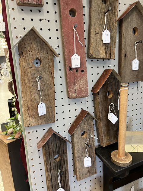 Old Grainery Ideas, Crafts Made From Fence Pickets, Fence Picket Projects Diy, Picket Fence Ideas Crafts Wood, Fence Picket Birdhouse, Picket Fence Ideas Crafts, Wooden Picket Fence Craft Ideas, What To Do With Old Fence Pickets, Reuse Old Fence Pickets