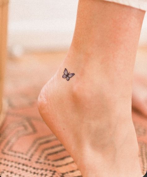 Butterfly Ankle Tattoos, Design Tatuaje, Tiny Tattoos For Women, Petite Tattoos, Inspiration Tattoos, Bff Tattoos, Cute Tiny Tattoos, Cute Tattoos For Women, Discreet Tattoos