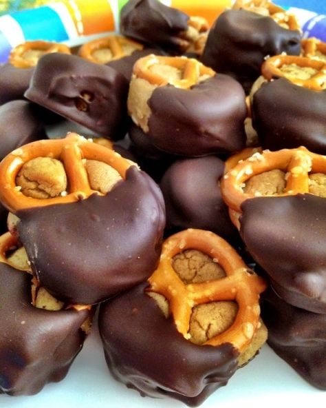 Peanut Butter Pretzels, Peanut Butter Pretzel Bites, Butter Pretzels, Dessert Oreo, Chocolate Covered Peanuts, Peanut Butter Pretzel, Covered Pretzels, Desserts Vegan, Chocolate Covered Pretzels