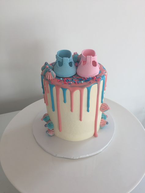 Gender reveal drip cake Easy Gender Reveal Cake, Simple Gender Reveal, Stitch Cake, Gender Reveal Cake, Drip Cake, Drip Cakes, Gender Reveal, Angel, Baking