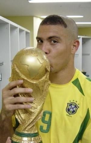 Ronaldo after the match against Germany with the 2002 World Cupin Japan and South Korea Ronaldo With World Cup, Brazilian Soccer Players, Soccer Awards, Ronaldo 9, Word Cup, Football Photography, Retro Football Shirts, Football Images, World Cup Winners