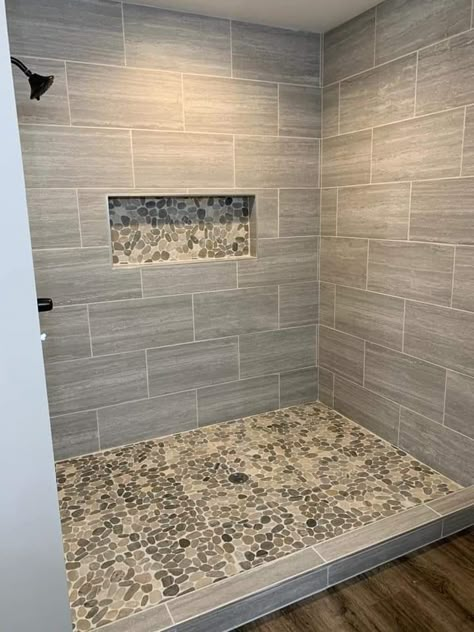 Cr Tiles Small Bathrooms, Shower Dark Tile, Stone Shower Ideas, Shower Floor Ideas, Tile Shower Designs, Walk In Shower Tile Ideas, Restroom Remodel, Ideas Bathroom Decor, Small Bathroom Layout