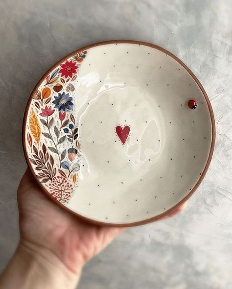 Love in Pottery on Instagram: "amazing ceramic plates by @ceramica_v_radost ! 🙈😘💚 FOLLOW👉 @loveinpottery for more pottery contents ☕️ !  visit their page and support 💕  Follow us on @musthomeguide (Interior Lovers) & @mustvisitguide (Travel Lovers) !  #ceramicartist #pottery #keramik #ceramic #clay #pottersofinstagram #ceramica #ceramique #wheelthrown #design #art #handmadeceramics #ceramicstudio #porcelain #interiordesign #ceramicart #stoneware #sculpture #handmade #homedecor" Paint Bowls Ideas, Diy Pottery Plates, Stoneware Painting Ideas, Paint A Bowl Ideas, Clay Crafts Plate, Painting Pottery Plate, Floral Painted Pottery, Cereal Bowl Pottery Painting, Painted Ceramic Plate