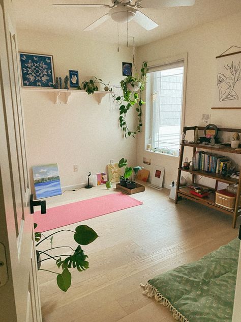 Zen Spare Room Ideas, House Yoga Room, Guest Bedroom Yoga Room, Yoga Spot In House, Apartment Yoga Space, Bedroom Yoga Corner, Pink Yoga Room, Yoga Aesthetic Home, Meditation Workout Room