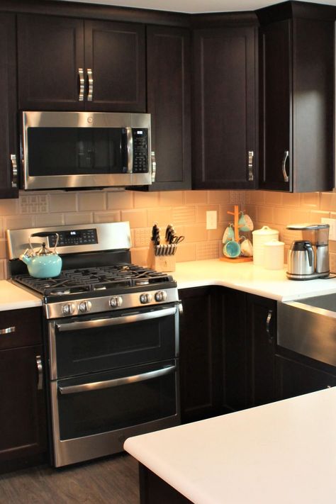 30+ Backsplash Ideas For Dark Cabinets | CountertopsNews Backsplash Dark Brown Cabinets, Kitchen Dark Cabinets White Countertops, Dark Cabinets With White Countertops, Dark Cabinets Light Counters, Backsplash For Dark Cabinets, Backsplash Ideas For Dark Cabinets, White Subway Backsplash, Kitchen Cabinets Beige, Cream Backsplash