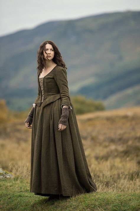 Outlander. Season 2 Episode 1 - HarpersBAZAAR.com Outlander Claire Costume, Arte Viking, Claire Outlander, Outlander Costumes, Outlander Season 2, Outlander Claire, Outlander Book Series, Dragonfly In Amber, Outlander Tv Series