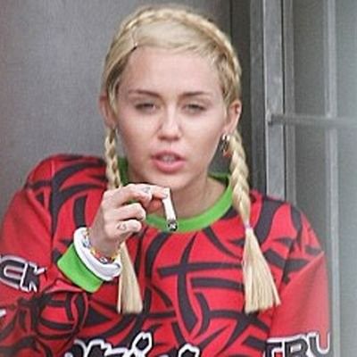 Miley Cyrus in Sydney, Australia on October 13, 2014. Hannah Montana Funny, Hannah Montana Aesthetic, Disney Channel Aesthetic, Montana Aesthetic, Old Miley Cyrus, Britney Spears 2000, Ayesha Erotica, Out Of Context, 2000s Aesthetic