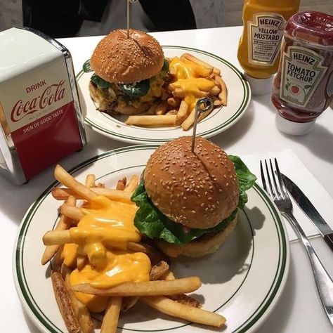 Cheeseburger And Fries, Dream Food, Idee Pasto Sano, Food Goals, Food Obsession, Cafe Food, Beautiful Food, Pretty Food, Food Cravings