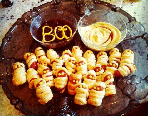 Adorable Teenie Weenie Mummies Cocktail Weenies, Halloween Party Appetizers, Bunco Party, Halloween Dishes, Halloween Cocktails, Halloween Mummy, Halloween Dinner, Halloween Snacks, Halloween Food For Party