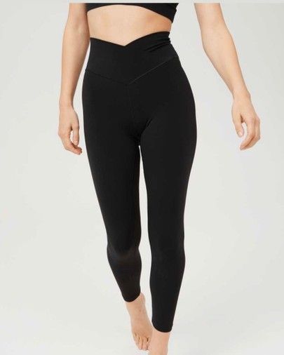 Cross Over Leggings Arie, Cross Over Leggings Outfit, Cross Over Leggings, Cross Waist Leggings, Skater Life, American Eagle Leggings, Wishlist 2022, Cross Leggings, Criss Cross Leggings