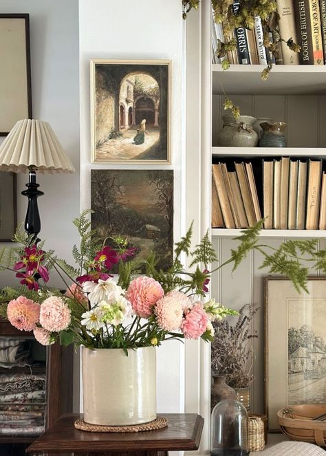 Wood Bookshelf Styling, Italian Apartment, New England Farmhouse, Wood Bookshelf, Nancy Meyers, Wood Bookshelves, Bookshelf Styling, Interior Deco, Chic Home