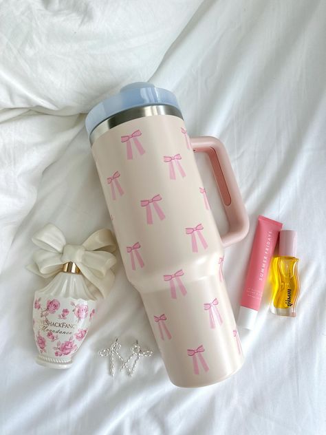 Nice Water Bottles, Tumblr Cup, Stylish Water Bottles, 21st Bday Ideas, Trendy Water Bottles, Cute Coffee Cups, Ice Cold Drink, Vinyl Tumblers, Cute Water Bottles