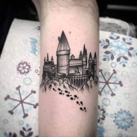 Harry Potter Thigh Tattoo, Hogwarts Castle Tattoo, Harry Potter Tattoo Sleeve, Thigh Tattoo Ideas, Hogwarts Tattoo, Men Flower Tattoo, Harry Tattoos, Globe Tattoos, Hp Tattoo