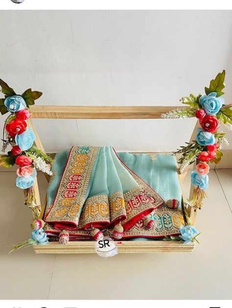 Chhab Decoration Idea For Engagement, Sari Packing Ideas For Wedding, Saree Packing Ideas Wedding, Earings Craft, Chhab Decoration, Saree Packing, Engagement Tray, Handmade Hamper, Baby Christmas Photography