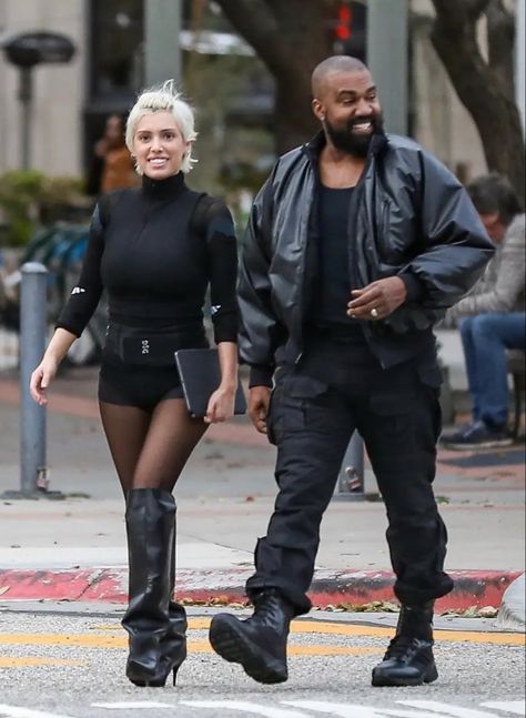 Kanye West Style Outfits, Kaye West, Kanye West Outfits, Kanye Fashion, Kanye West Yeezus, Kanye West Style, Black Fur Coat, Rolled Up Jeans, Black Outfits