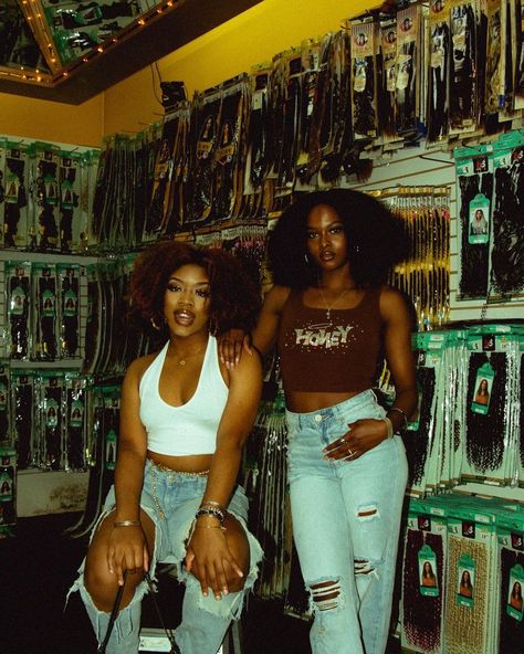 Black Women Culture Aesthetic, 90s Black Fashion Aesthetic, Black In The 90s, 90s Black Culture Fashion, 90 S Photoshoot, Black Women Doing Hair, Vintage Aesthetic Black Women, 90s Make Up Look Black Women, 90s Fashion Shoot