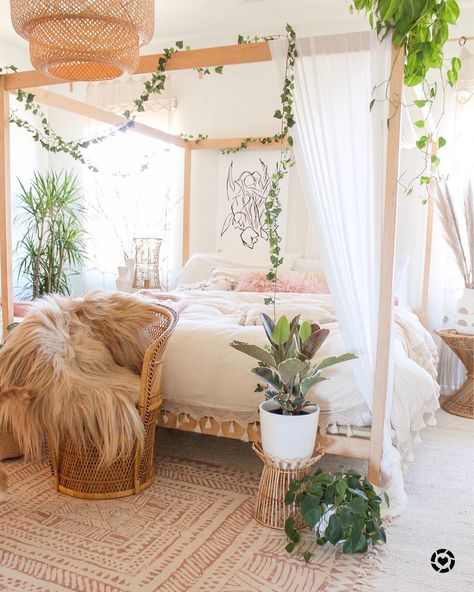 Four post bed and plants make for a dreamy bedroom scene! Boho Bedroom Design, Bohemian Bedroom Decor, Bedroom Decor Design, Boho Room, Teen Bedroom Decor, Canopy Bed, Boho Living Room, Room Ideas Bedroom, Bedroom Aesthetic