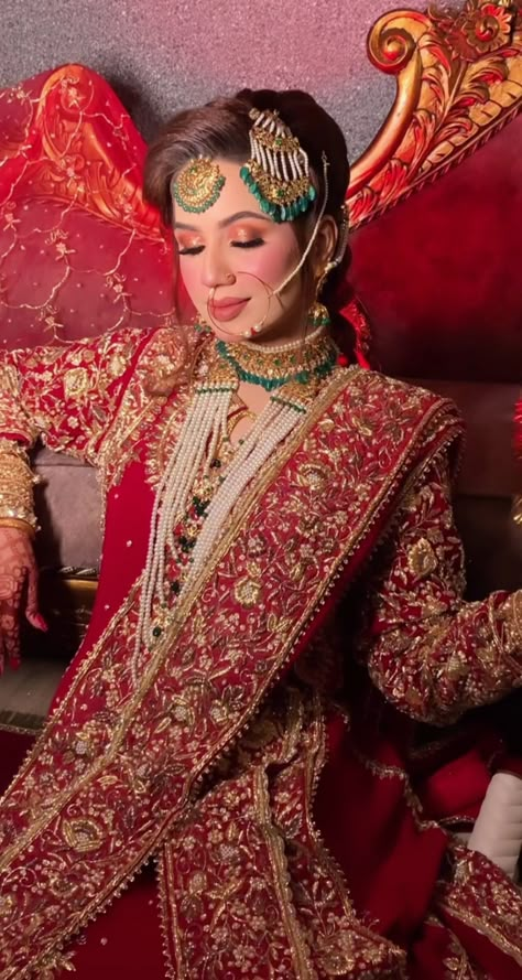 Bridal Makeup Pictures, Mendhi Outfit, Anarkali Frock, Dupatta Designs, Dupatta Style, Eastern Wear, Wedding Dress Bustle, Shadi Dresses, Bride Hairstyle