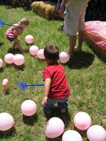 Pig corraling - Blow up pink (or any color) balloons and place them on a grassy area. Make a corral (box, line, etc.) where the kids have to move the pigs (balloons) to. Give the kids fly swatters to help them corral the pigs (balloons) into the corral. Farm Animal Games, Animal Games For Kids, Farm Animals Games, Petting Zoo Party, Farm Theme Preschool, Farm Preschool, Farm Day, Farm Games, Zoo Party