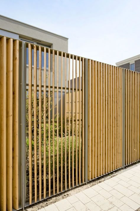 Piano House is a minimal home located in Leiden, designed by Ralf Pasel and Frederik Künzel. Piano House, Fancy Fence, Tor Design, Garden Fences, Yard Fence, Modern Fence Design, Timber Screens, Privacy Fence Designs, Railing Ideas