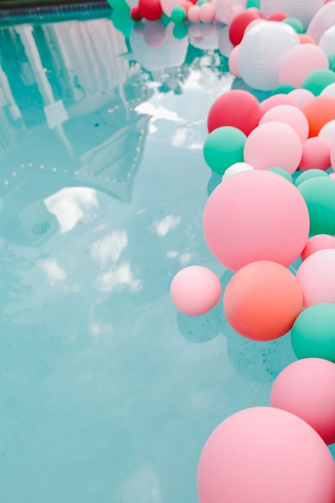 balloons in the pool at your party. Would probably need to put something in the balloons to weigh them down a little. 13 Cake, Swim Party, Pool Party Decorations, Summer Pool Party, Diy Outdoor Decor, Festa Party, Summer Pool, Party Diy, Pool Ideas