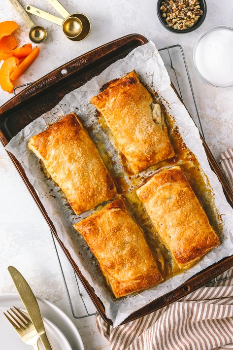 Upside Down Puff Pastry Breakfast, Upside Down Dessert Puff Pastry, Savory Upside Down Puff Pastry, Pear In Puff Pastry, Upside Down Puff Pastry Squares, Viral Upside Down Puff Pastry Tarts, Puff Pastry Pear, Puff Pastry Bacon, Upside Down Puff Pastry