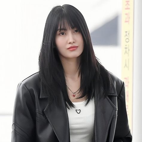 momo twice - airport icons Iq Momo Airport, Icons Iq, Momo Twice, Nakamoto Yuta, Forever Girl, Hirai Momo, Airport Style, South Korean Girls, Medium Hair Styles