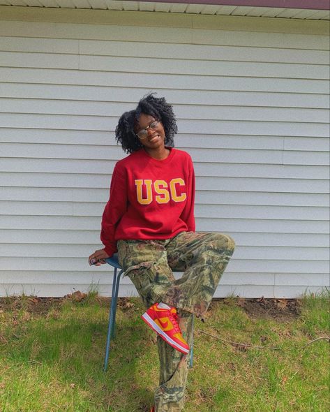 Usc Outfits, Usc Dunks Outfit, College Decision Outfit, Decision Day Pictures, Decision Day Outfit, College Decision Photoshoot, Decision Day Photoshoot, Usc College, College Football Game Outfit