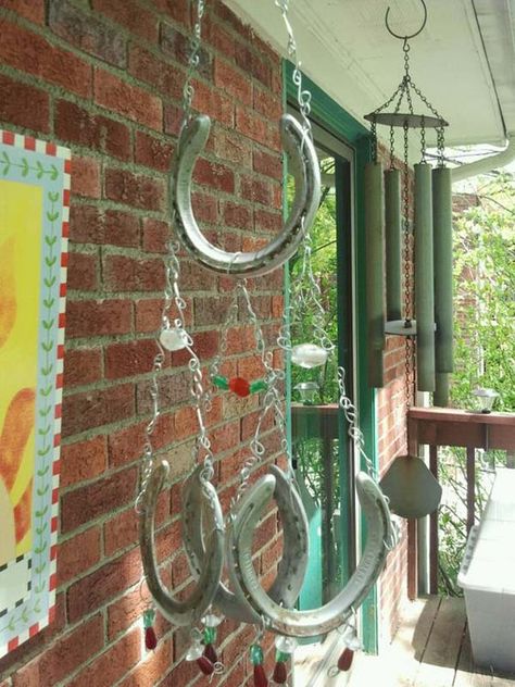 Used Horse Shoes, Horseshoe Crafts Projects, Horseshoe Projects, Western Crafts, Horseshoe Decor, Horseshoe Crafts, Diy Wind Chimes, Horse Shoes, Horse Crafts