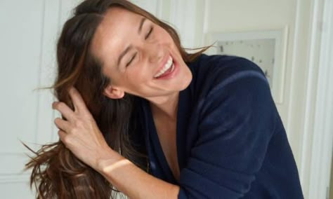 Jennifer Garner followed in fellow celebrity footsteps when she did an amazing announcement... Jennifer Garner Young, Jennifer Garner Kids, Toned Arms, Full Face Makeup, Celebrity Trends, Jennifer Garner, Kate Hudson, Doja Cat, Hair Mask