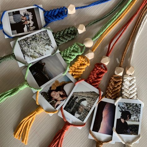 Polaroid Holder, Polaroid Magnets, Diy Photo Holder, Polaroid Diy, Instax Photos, Deco Decor, Polaroid Photos, Macrame Ideas, Easy Diy Art