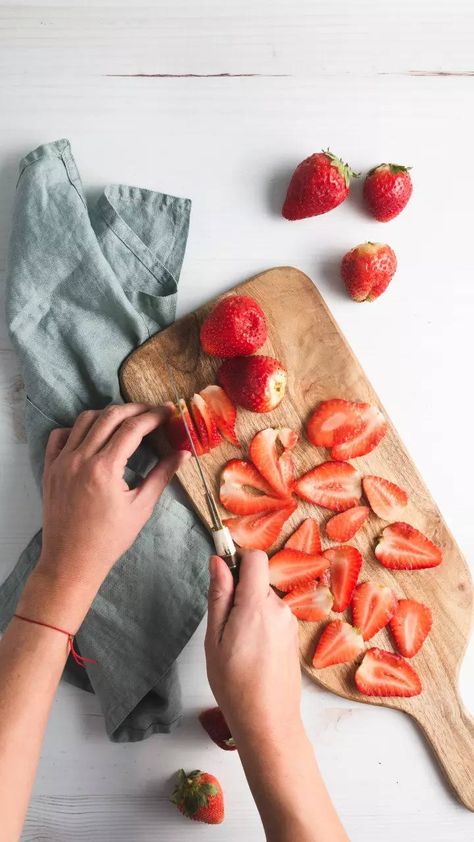 Strawberries Photography, Smoothie For Glowing Skin, Healthy Skin Smoothie, Strawberry Smoothie Recipe, Plate Photography, Board Photography, Smoothie Recipes Strawberry, Skin Collagen, Collagen Powder