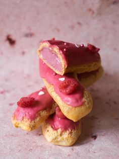 Delicious eclairs with a raspberry cremeux, raspberry icing and craquelin. These are decorated with fresh raspberries and sugar decorations. Raspberry Eclairs, Eclair Recipe, Profiterole, Choux Pastry, Eclairs, Pastry Recipes, Tray Bakes, Donuts, Sweet Tooth