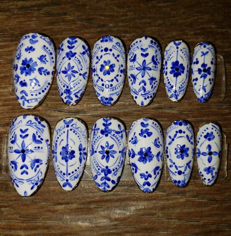 Set of hand-painted, almond shaped press-on nails with a white and blue porcelain tile art inspired design, subtle gold foil border, and holographic royal blue glitter centers. Comes with 1 sheet of nail adhesive tabs (24 pcs). -Sets of 22 are ready to ship (unless they are sold out), and do not require any sizing (includes all possible sizes X2). -If you wish to purchase this design in a different shape or length (either the full set of 22, or s Summery Nails Almond, Hibiscus Flower Nail Art, Hibiscus Flower Nail, Nail Art Flowers Designs, Nail Art Idea, White Porcelain Tile, Nail Drawing, Nail Art For Beginners, Painted Nails