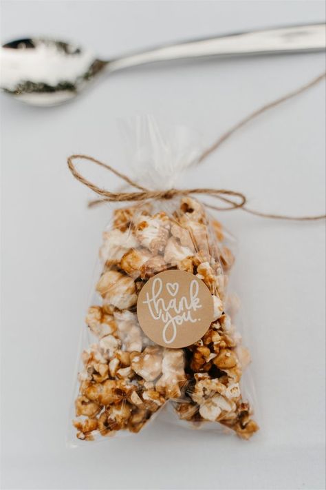 Wedding Favor Snack Bags, Popcorn Gift Bags Party Favors, Popcorn Bags Ideas, Popcorn Gift Ideas, Popcorn Favours, Caramelised Popcorn, Diy Wedding Favours, Popcorn Baby Shower Favors, Popcorn Party Favors