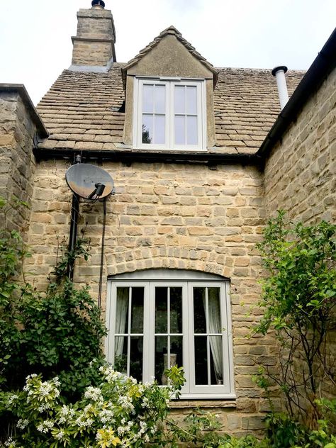 Georgian Windows, Cotswold Stone, Cottage Windows, Old Stone Houses, Traditional Cottage, Front Doors With Windows, Wooden Windows, Stone Cottage, Casement Windows