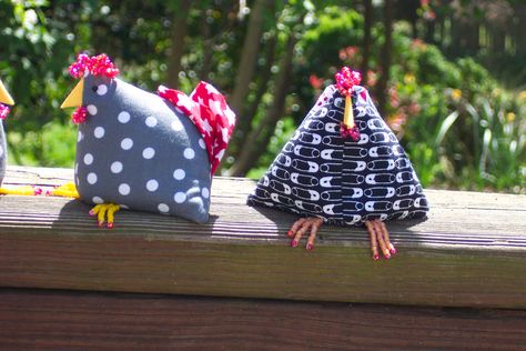 Aren’t these the cutest pincushions ever?   I bought the pattern years ago at Quilted Threads in Henniker, NH.   At the time I thought it would be a great gift for my sister who has chickens … Chicken Pin Cushion, Pin Cushions Patterns, Chicken Crafts, Chicken Pattern, Sewing Projects For Kids, Fabric Birds, Pin Cushion, Fabric Projects, Sewing Gifts