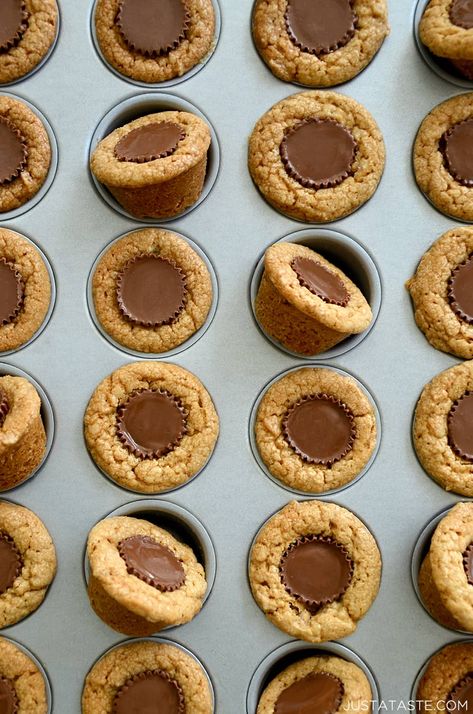 Reese Cup Cookies, Cup Cookies Recipe, Mini Muffin Tin Recipes, Reeses Cookies, Peanut Butter Cups Recipe, Cookie Cups Recipe, Cup Cookies, Dessert Mini, Peanut Butter Muffins