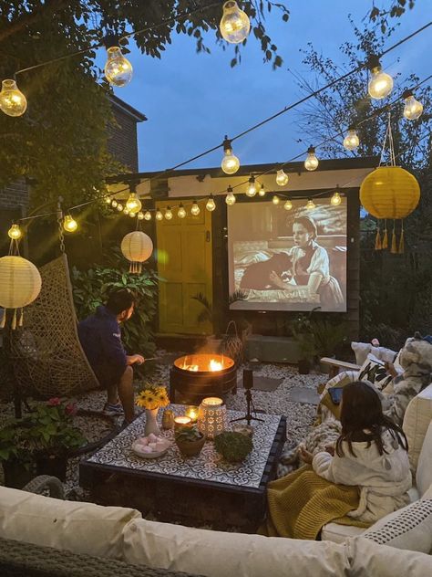 Design Per Patio, Backyard Movie Nights, Outdoor Cinema, Backyard Movie, Diy Outdoor Decor, Outdoor Diy Projects, Outdoor Movie, Backyard Inspo, Outdoor Decor Backyard