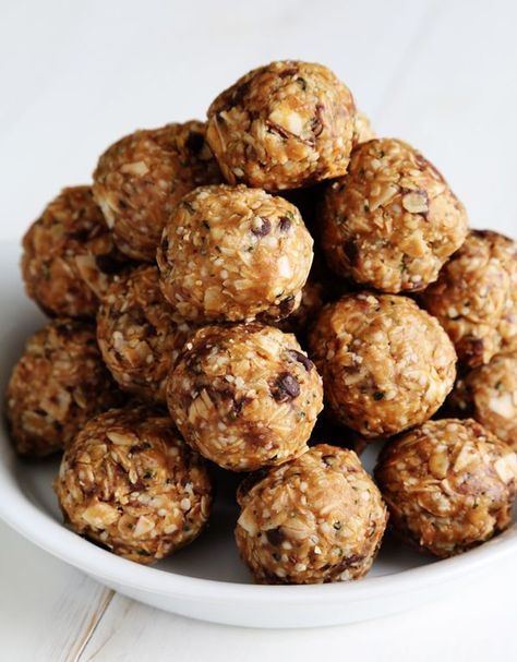 Peanut Butter No Bake Gluten Free Energy Bites. The simple recipe for the always-hungry people in your life. Gluten Free Energy Bites, Bake Gluten Free, Gluten Free On A Shoestring, Peanut Butter Energy Bites, Dessert Sans Gluten, Gluten Free Protein, Peanut Butter No Bake, Protein Bites, Protein Balls