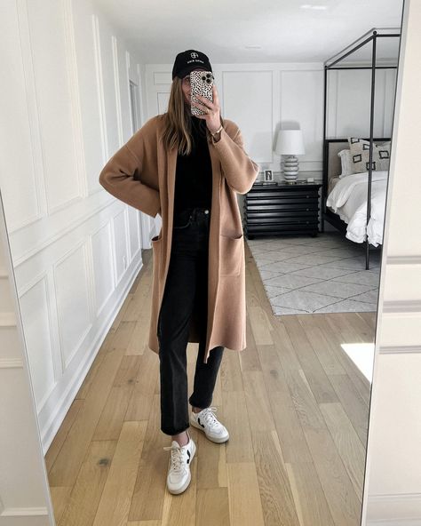 Mango Sweater Coat, Shearling Mules Outfit, Beige Winter Boots, Black Outfit For Women, Winter Boots Outfit, Coatigan Outfit, Beige Sweater Outfit, Travel Outfit Ideas, Veja Esplar