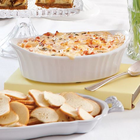 This hot and bubbly, cheesy tomato pie dip is so easy to put together. Pie Dip, Easter Party Food, Paula Deen Recipes, Tomato Pie, Sweet Butter, Summer Tomato, Paula Deen, Yummy Dips, Party Food Appetizers